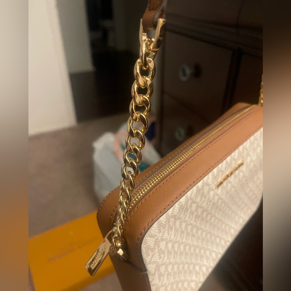Authentic Michael Kors Crossbody - Picture 2 of 9